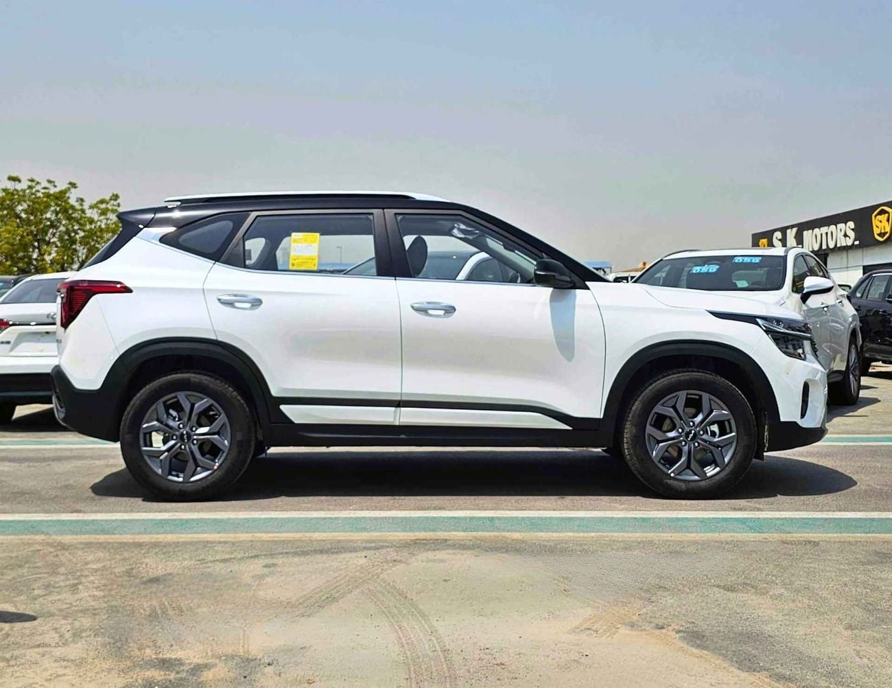 Kia Seltos CVT LUXURY/ DUAL TONE WITH BLACK ROOF / PANORAMIC ROOF/ 1.5L V4 PETROL CHINES SPECS (CODE#KSLL)