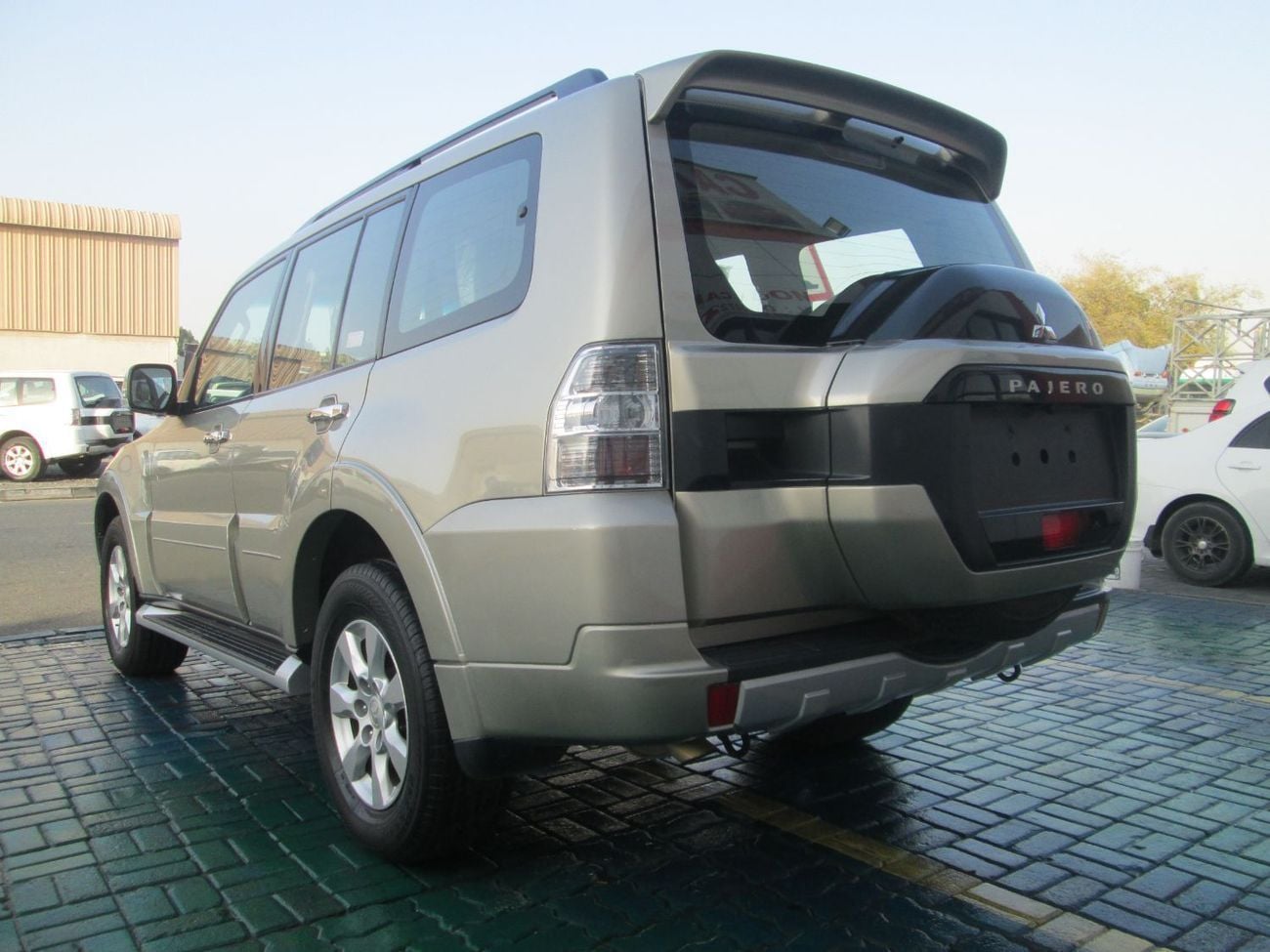 ميتسوبيشي باجيرو GLS M/L DIAMOND GLS Mid 3.5L (189 HP) (7 Seater)