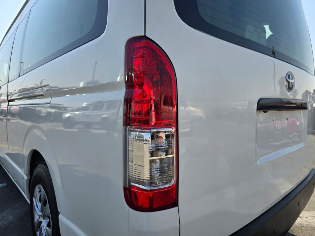 Toyota Hiace TOYOTA HIACE COMMUTER VAN RHD 2016 MODEL 3.0 L DIESEL AUTOMATIC(PM30307)