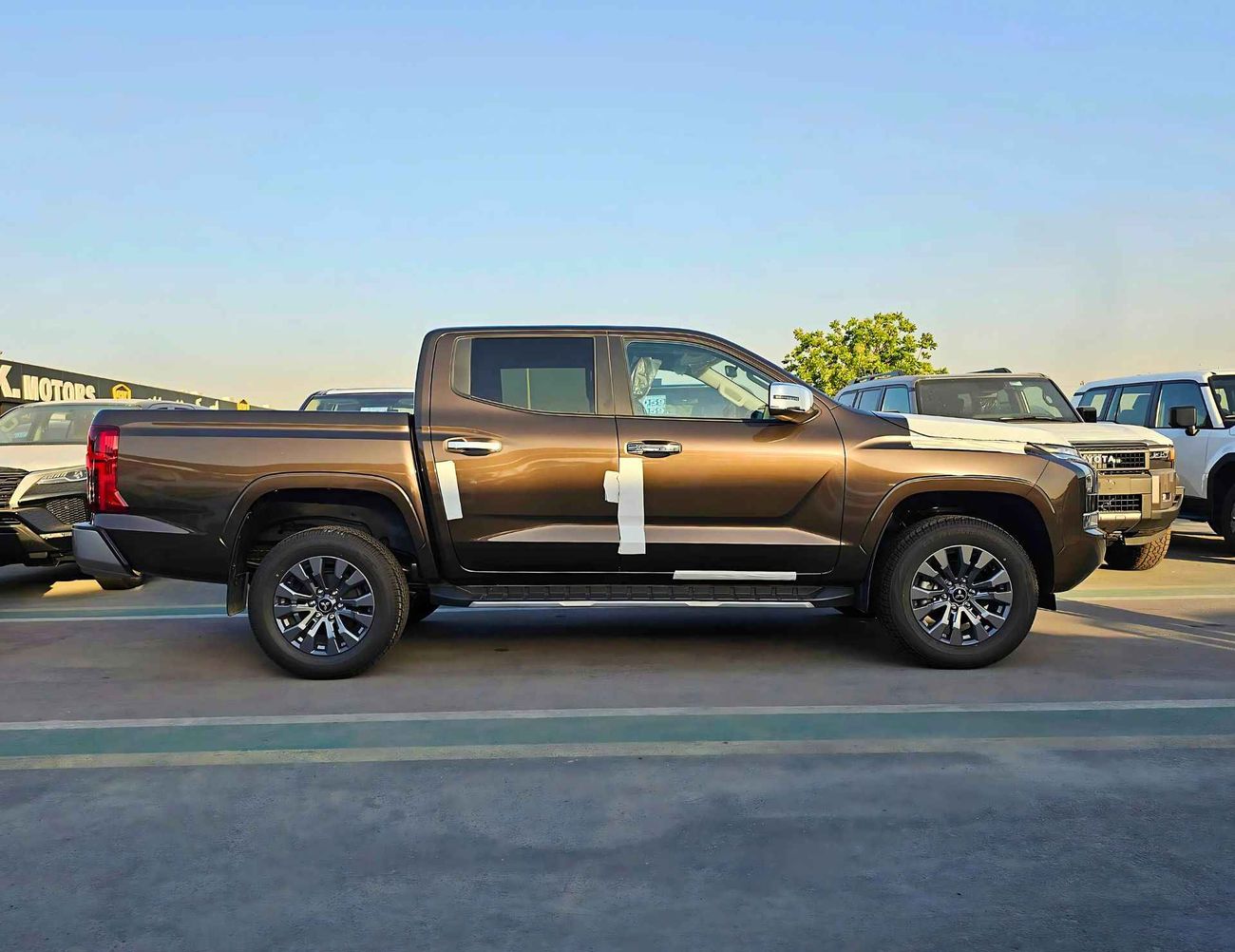 Mitsubishi L200 SPORTERO / 2.4L DSL/ A/T / FULL OPTION WITH BADGE/ 4WD (CODE # SPORTERO)