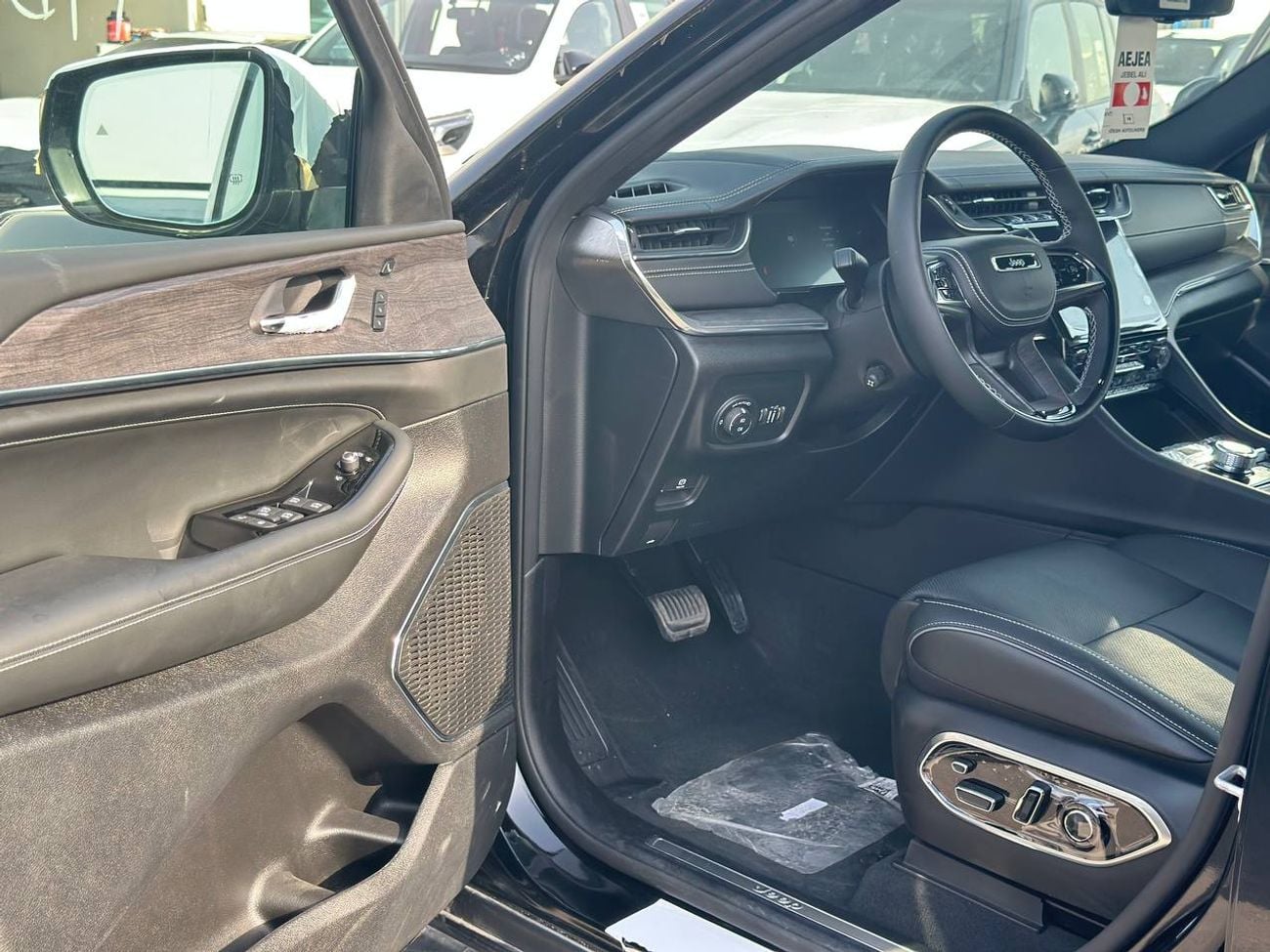 Jeep Grand Cherokee Overland 3.6L V6 PTR A/T // 2025 // Full Option with 360 Camera , Radar , Heating & Cooling & Massag