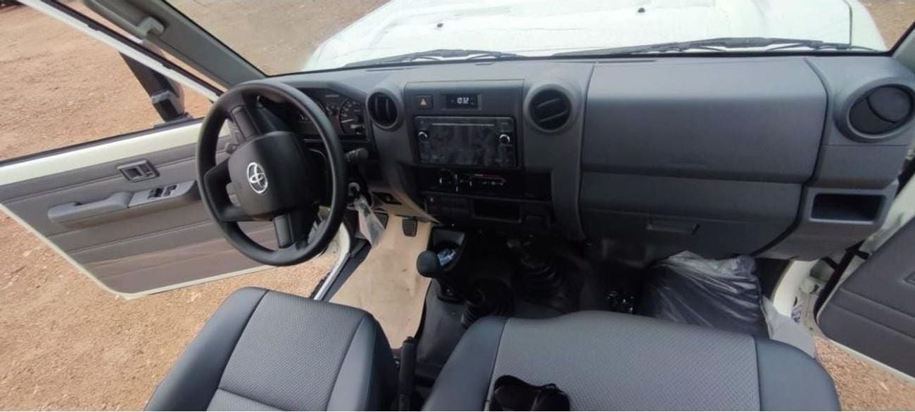 Toyota Land Cruiser Pick Up 2025 Toyota Land Cruiser LC 79 4.2L SC MT Diesel (White-Black)