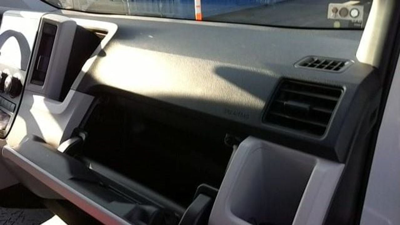 Toyota Hiace Van High Roof 2.8L (174 HP) M/T