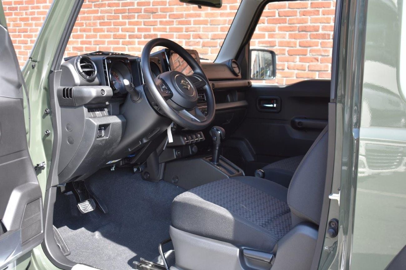 سوزوكي جيمني GL . 1.5L . 4 Cyl . 4-Speed Automatic . Petrol . 4WD . 5 Seats . 3 Door