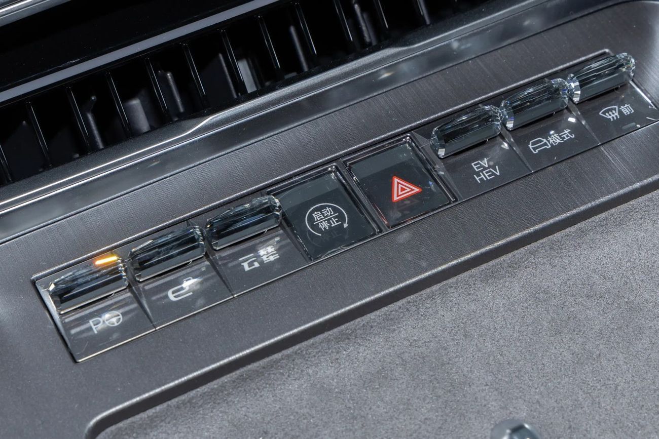 Denza N8L 2.0T three-motor hybrid