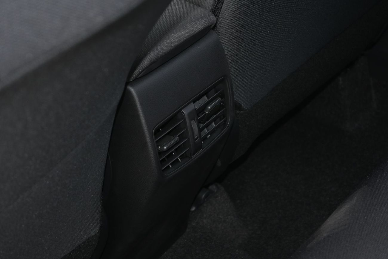 تويوتا كورولا كروس Toyota Corolla Cross 2.0L Hybrid, FWD Model 2025, Color White