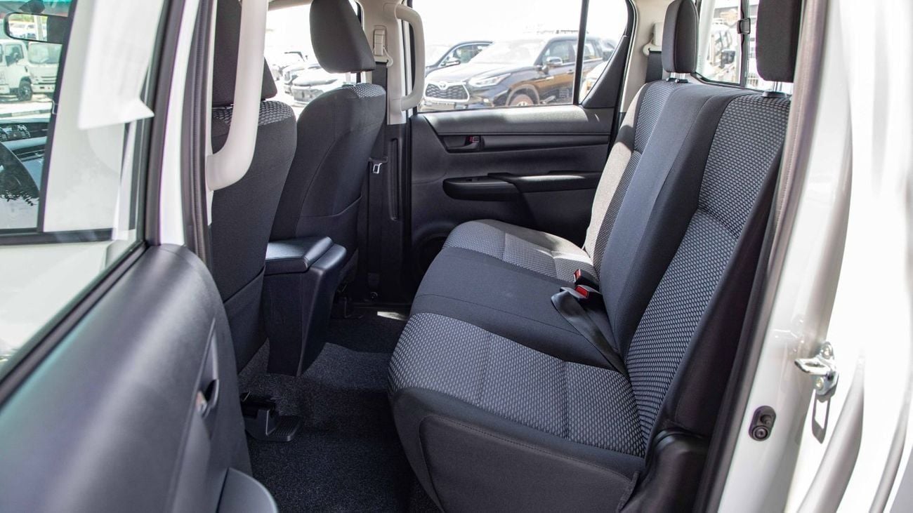 تويوتا هيلوكس DLX 2.4L DOUBLE CAB BASIC A/T