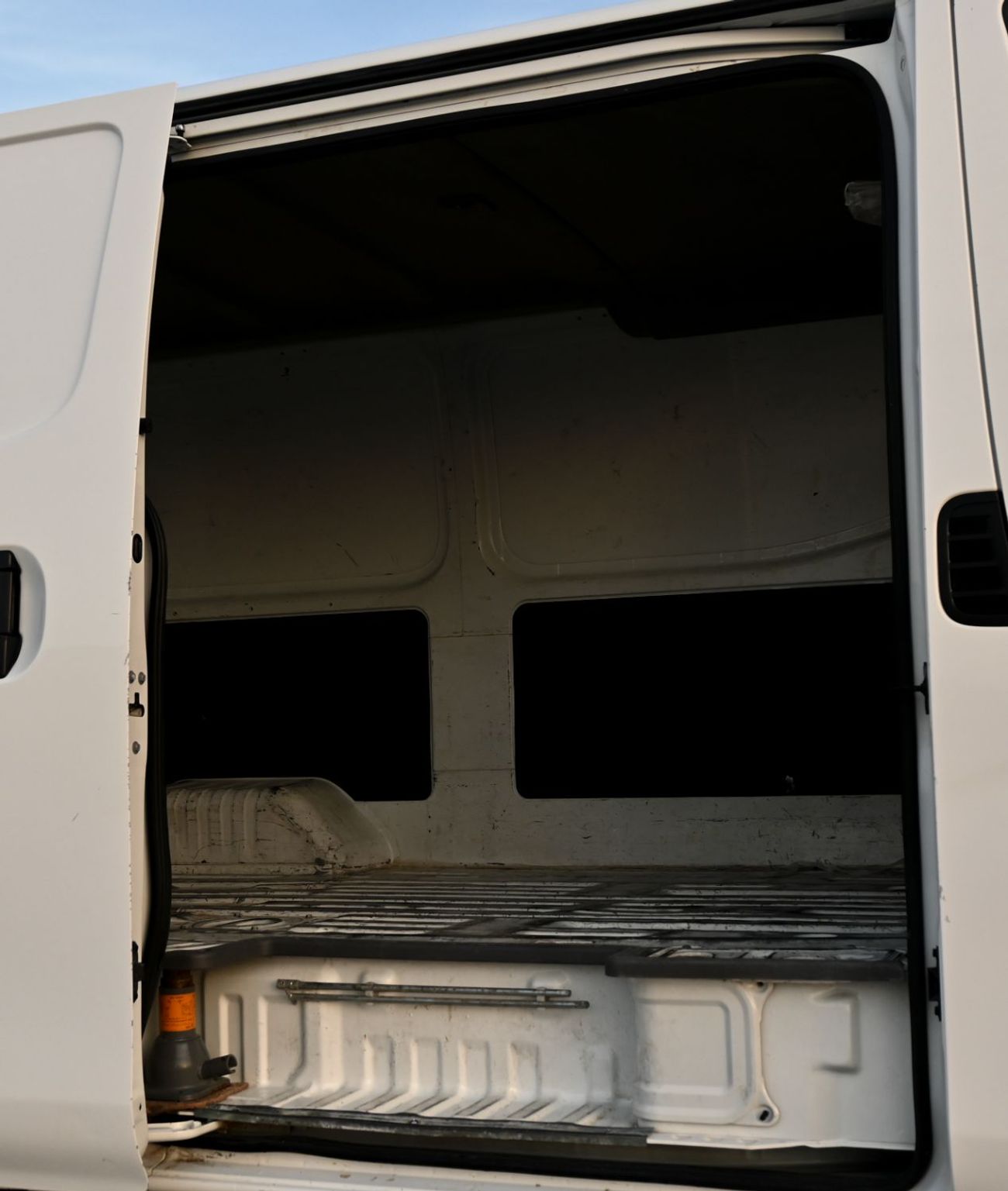 نيسان أورفان Panel Van Std 2.5L M/T (3 Seater) Petrol (5 Door)