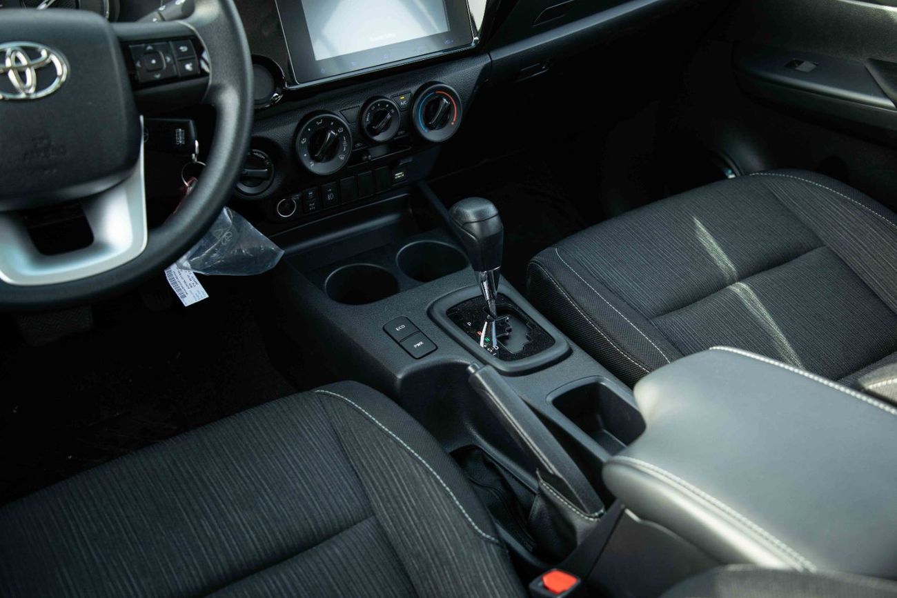 تويوتا هيلوكس تويوتا هايلكس 4X4 DC 2.4 DLX - أبيض سوبر مع أسود | تصدير فقط