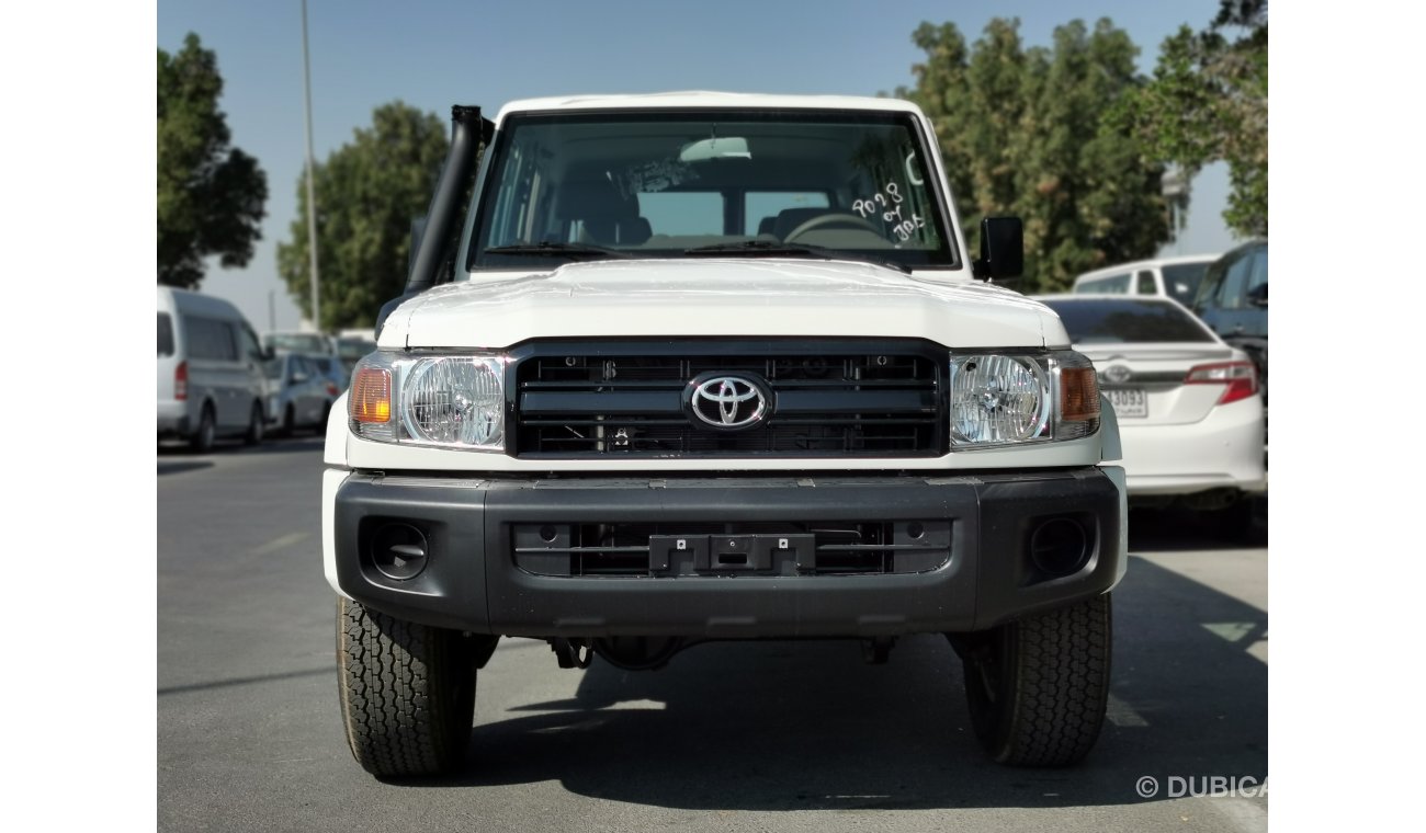 تويوتا لاند كروزر هارد توب 4.2L DIESEL, 16" ALLOY RIMS, MANUAL A/C, XENON HEADLIGHTS (CODE # LX7601)