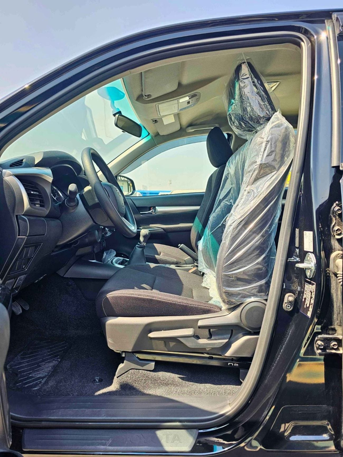 Toyota Hilux SR5 / NARROW BODY DOUBLE CABIN / 2.7L PETROL V4 M/T / REAL CAMERA WITH CHROME BUMPERS (CODE#HP2MF)
