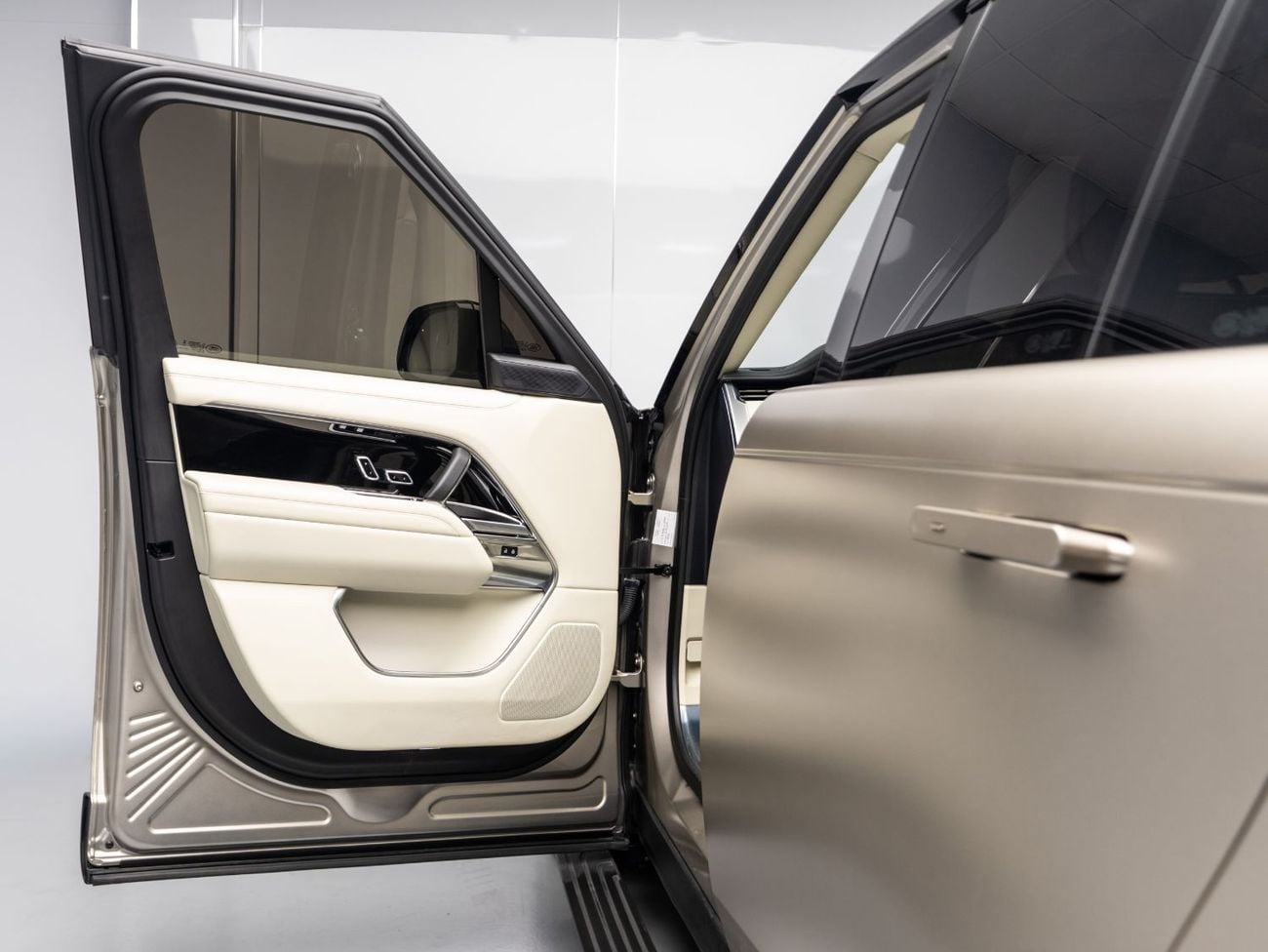 Land Rover Range Rover HSE P530 4.4L SUMMER STARTS NOW | EXCLUSIVE DEAL BY BLACKLINE, 2030 Warranty + Service, GCC
