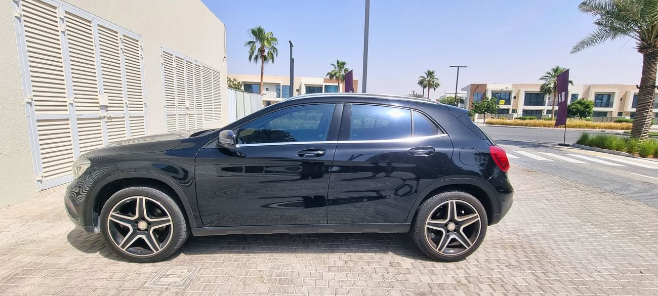مرسيدس بنز GLA 250 4MATIC (All-Wheel-Drive)