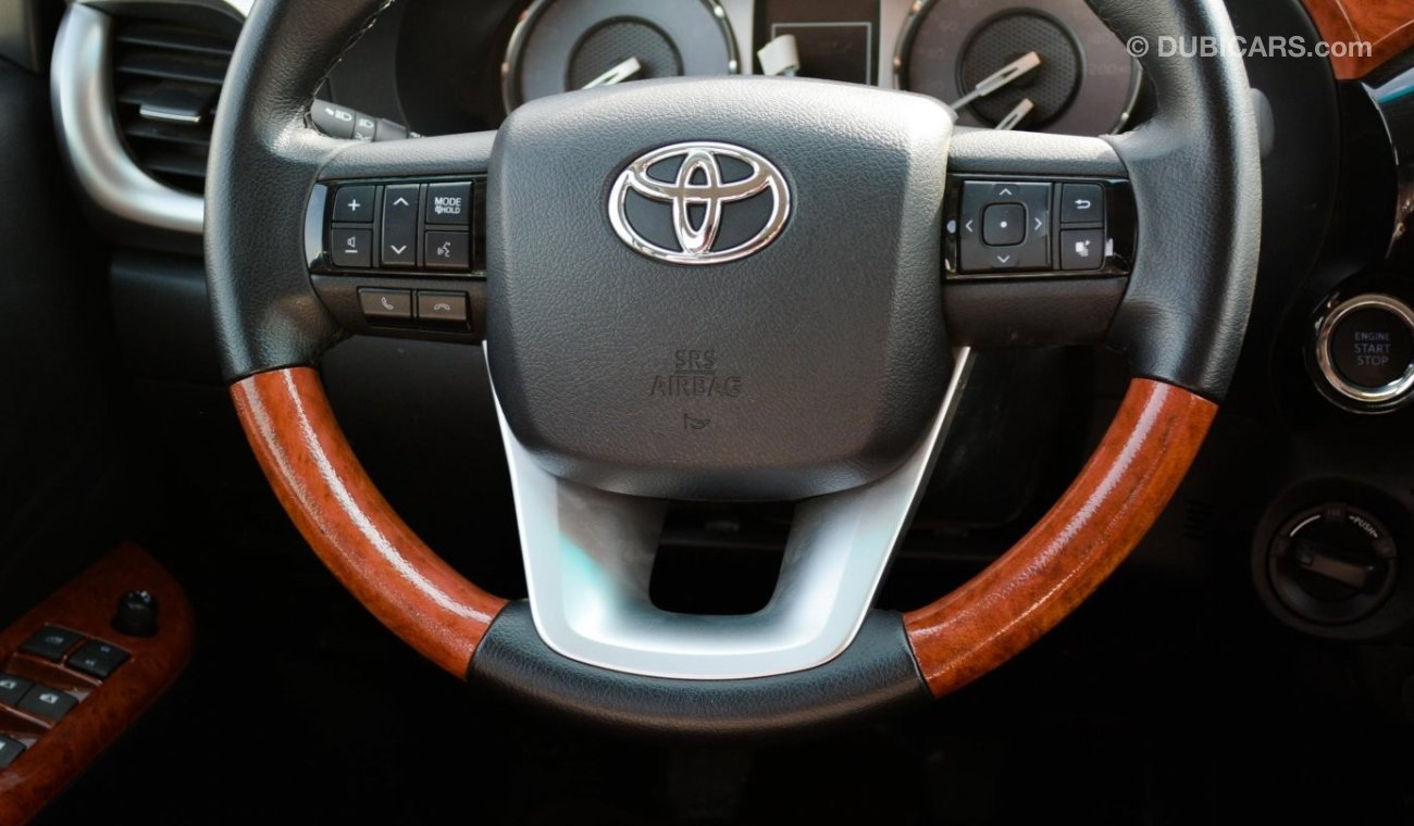 Toyota Hilux SR5 2.7 Petrol  M/T