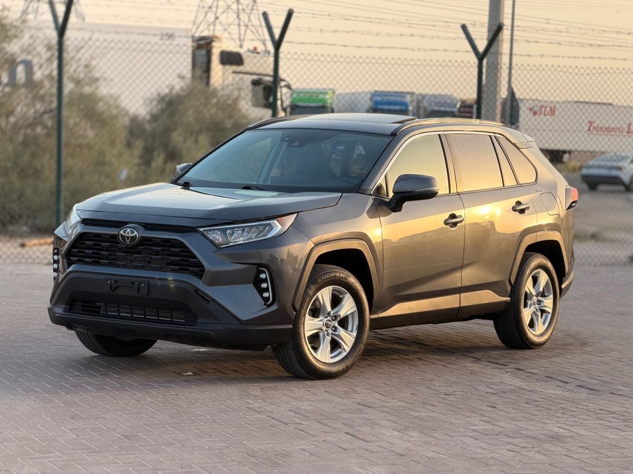 تويوتا راف ٤ XLE 4x4 Drive Full option/ sunroof, push start