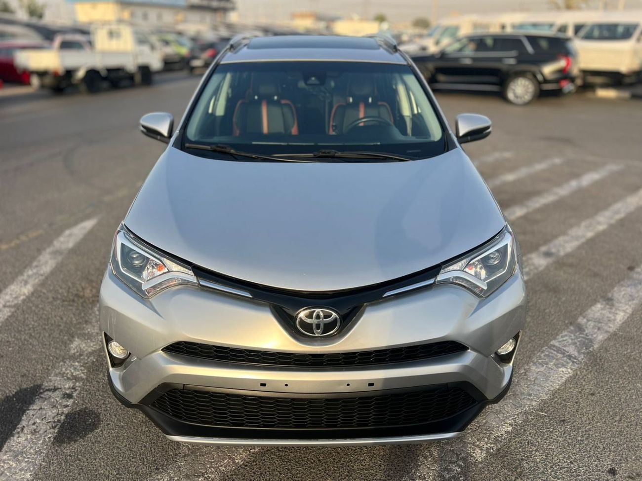 Toyota RAV4 2017 Toyota Rav4 XLE 2.5L V4 Mid Option - 4x4 AWD - Sunroof - Leather Seats -