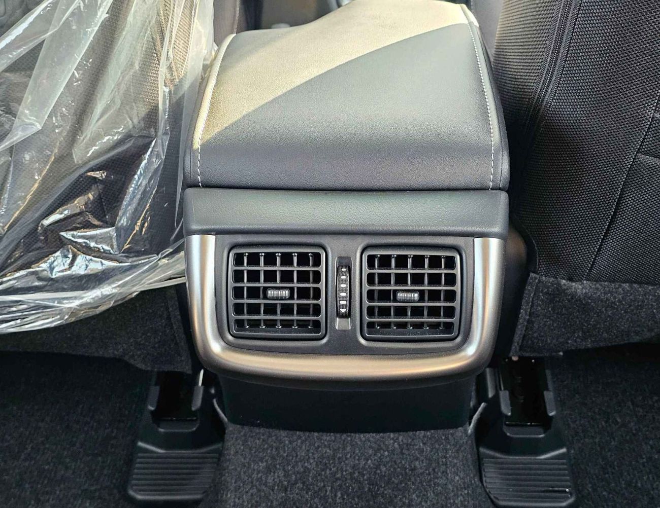 تويوتا هيلوكس SR5 / 2.4L DIESEL A/T / BLIND SPOT / DIFF LOCK / FR&RR CHROME BUMPERS / (CODE # HDFAA)