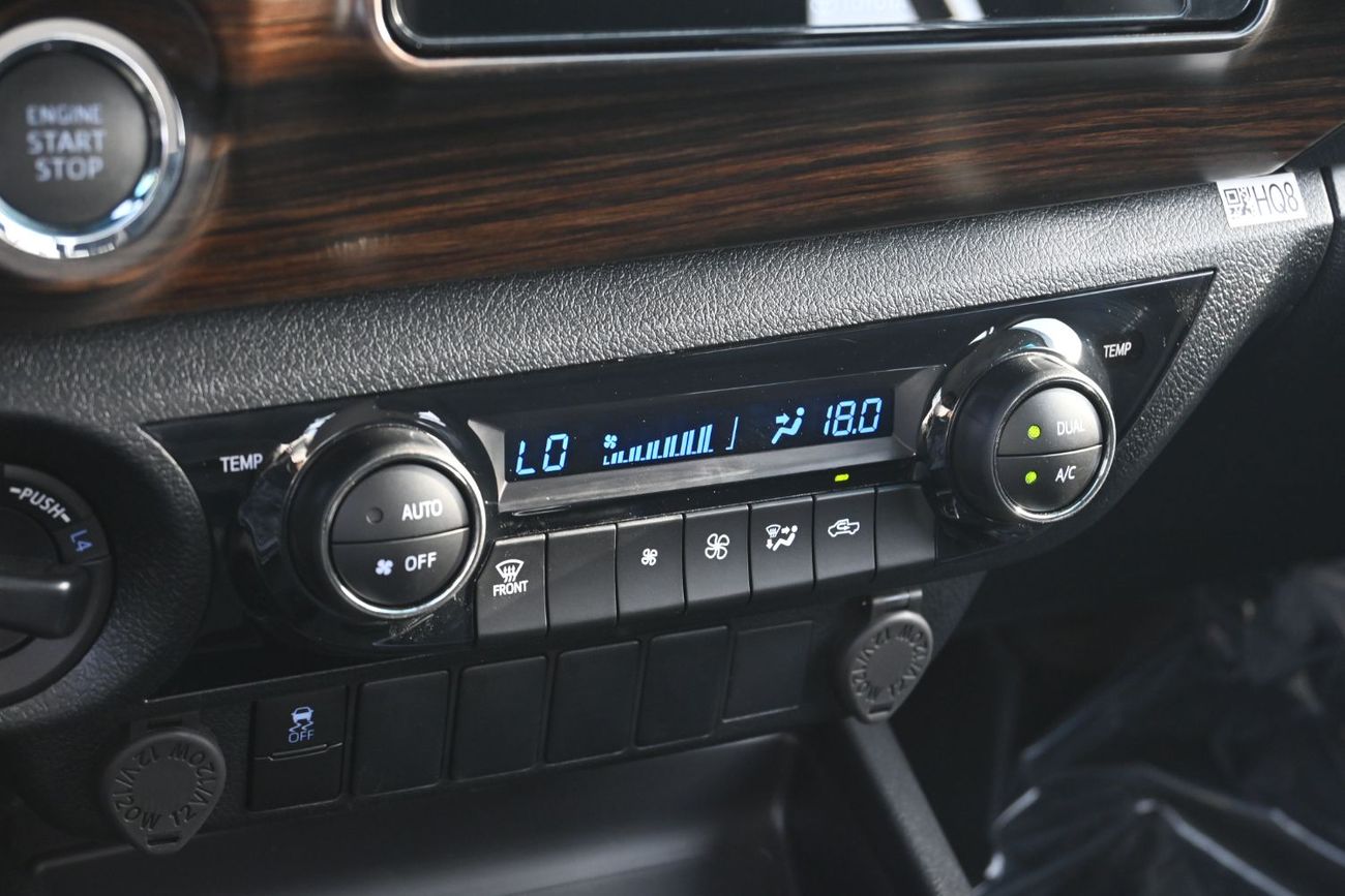 تويوتا هيلوكس Toyota Hilux SR5 2.7L Automatic, Petrol, 4WD, Pickup