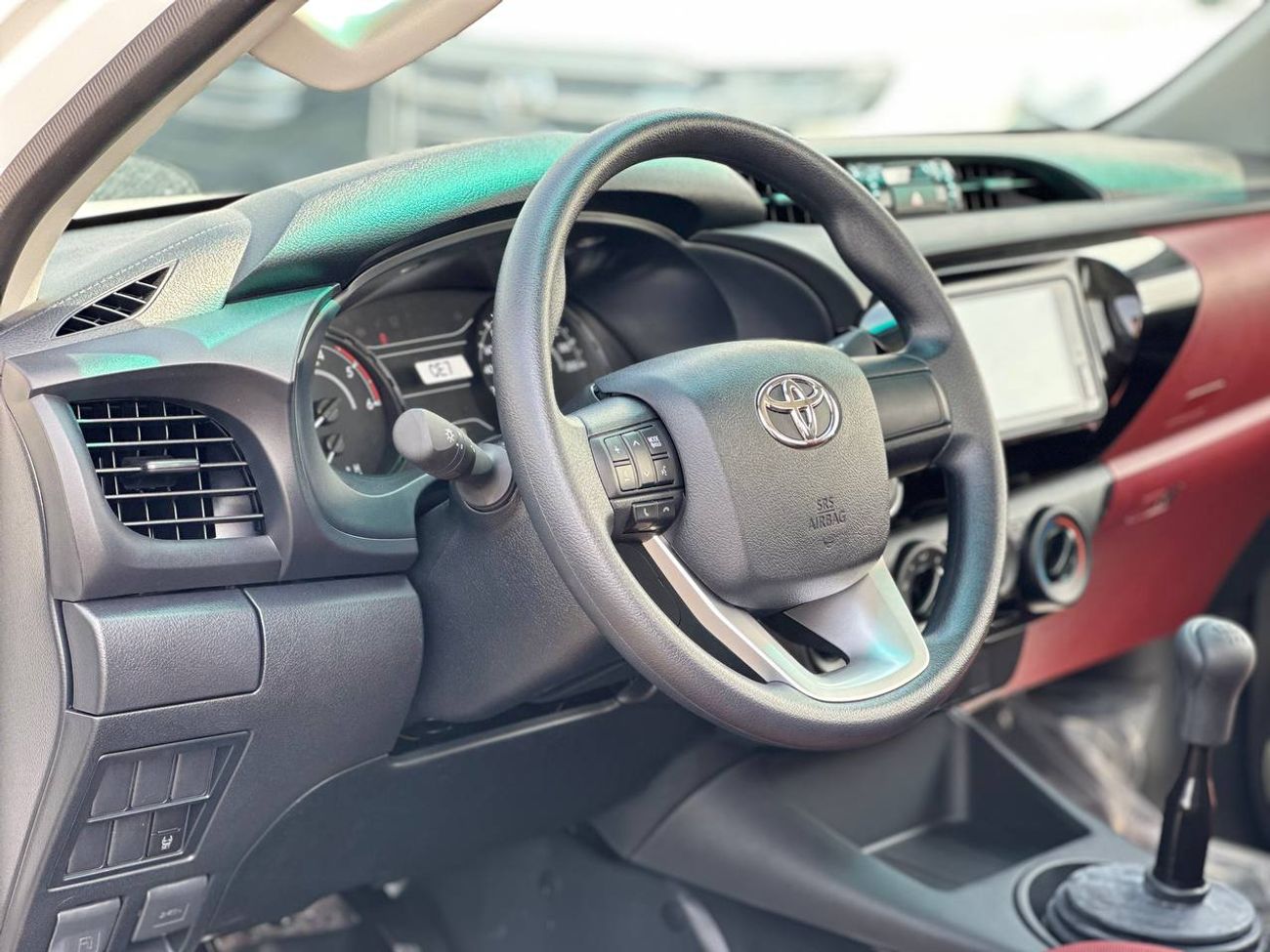 تويوتا هيلوكس سنغل كبين 2.4 لتر 4X4 ديزل ناقل حركة يدوي // 2026 // المواصفات القياسية: نوافذ كهربائية، مشغل DVD //