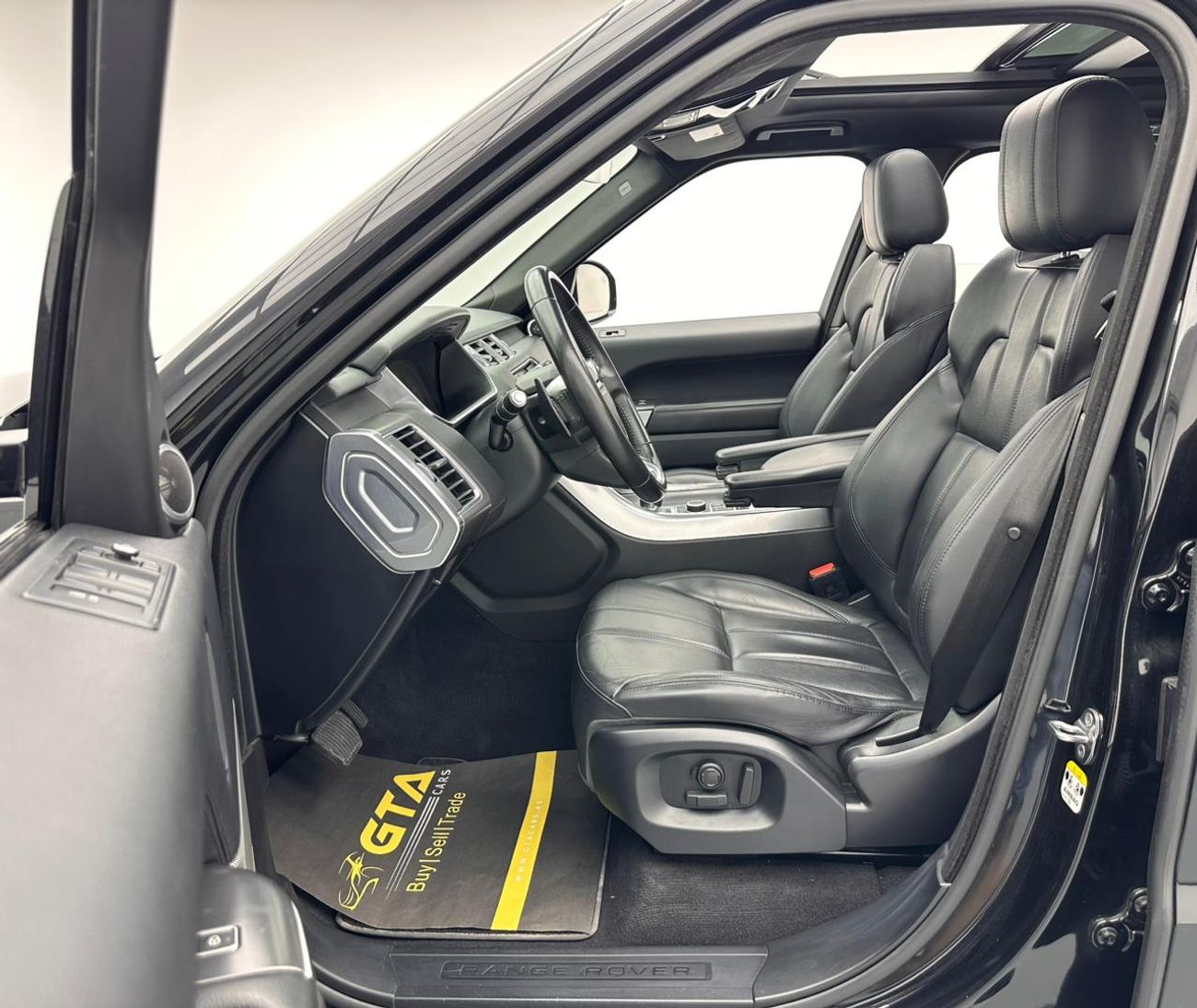 Land Rover Range Rover Sport HSE S 3.0L 2017 Range Rover Sport HSE, Full Service History, Excellent Condition, GCC