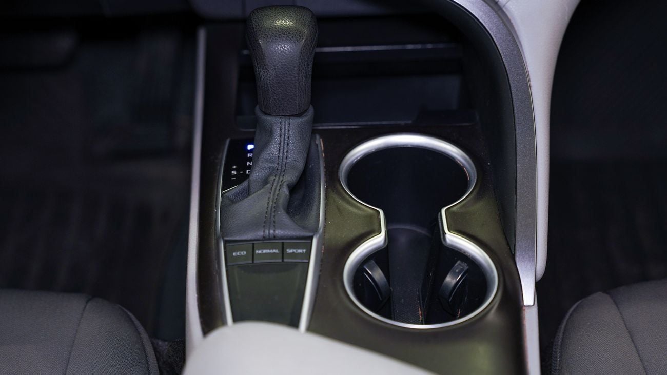 Toyota Camry LE STD 2.5L (204 HP)