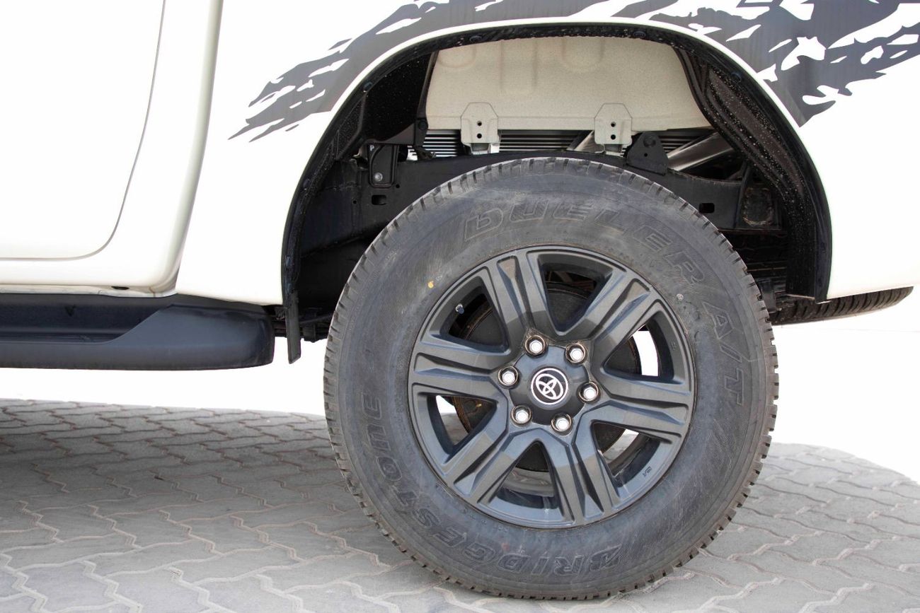 Toyota Hilux 2022 Toyota Hilux 4x4 DC 2.4 HI SR5 - White Pearl inside Black