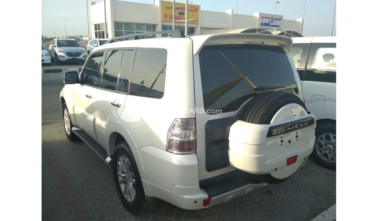 ميتسوبيشي باجيرو 2013 ابيض  3.8خليجى جلد فتحة سقف حالة وكالة بدون صبغ بدون حوادث ممتازة
