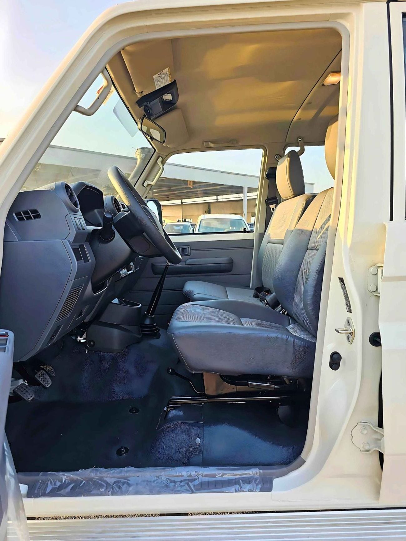 Toyota Land Cruiser Pick Up / DOUBLE CABIN / 4.2L V6 DIESEL M/T / LEATHER SEATS / DIFFLOCK , SNORKEL / 4WD (CODE # 68084)