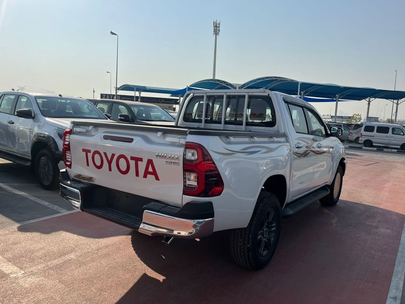 تويوتا هيلوكس TOYOTA HILUX 2.7 AT FULL OPTION WITH PUSH START WHITE YEMEN SPEC 2025