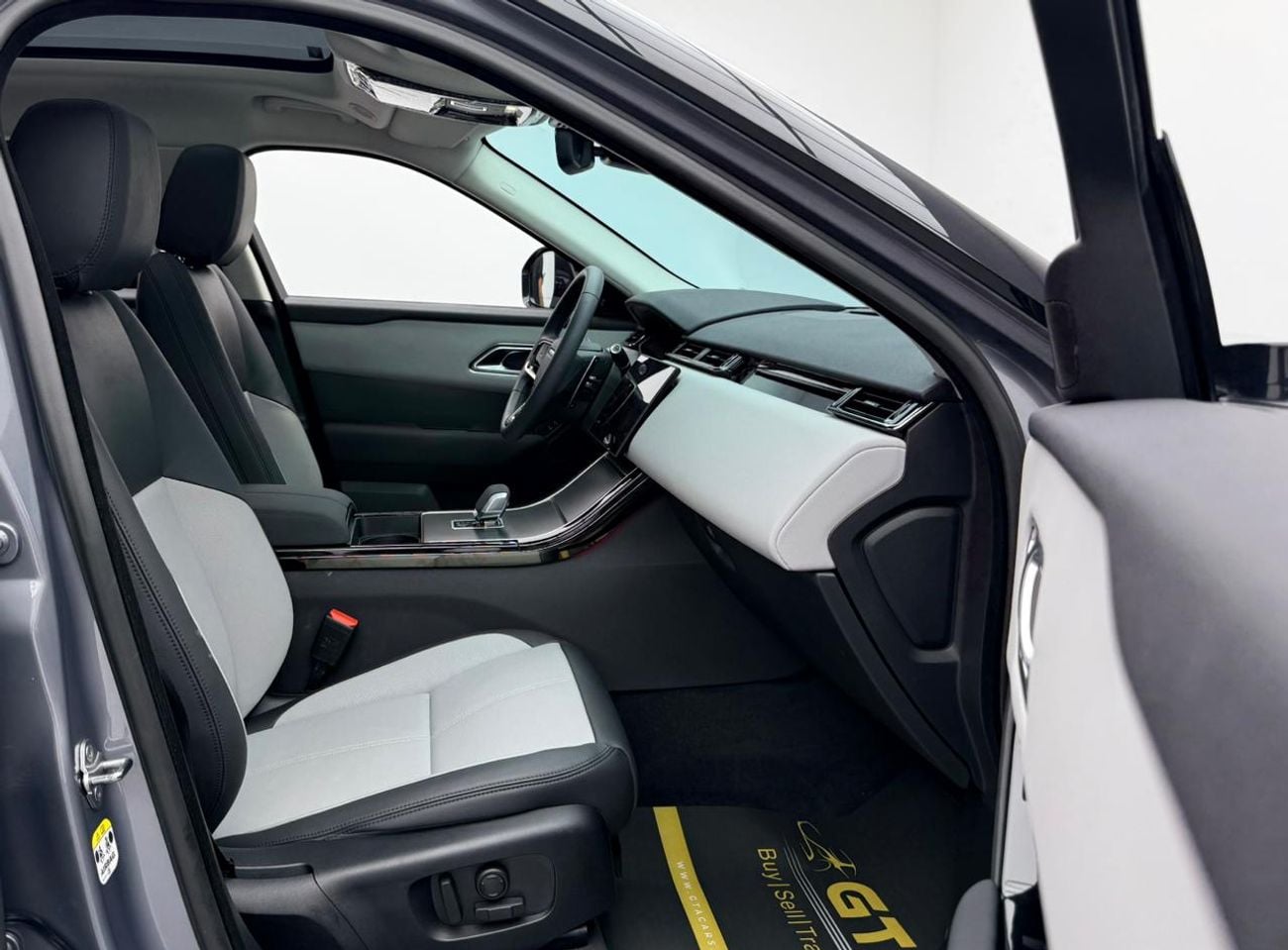 لاند روفر رينج روفر فيلار 2025 Range Rover Velar P250 R-Dynamic SE, 2029 LR Warranty + Service Pack, Fully Loaded, GCC