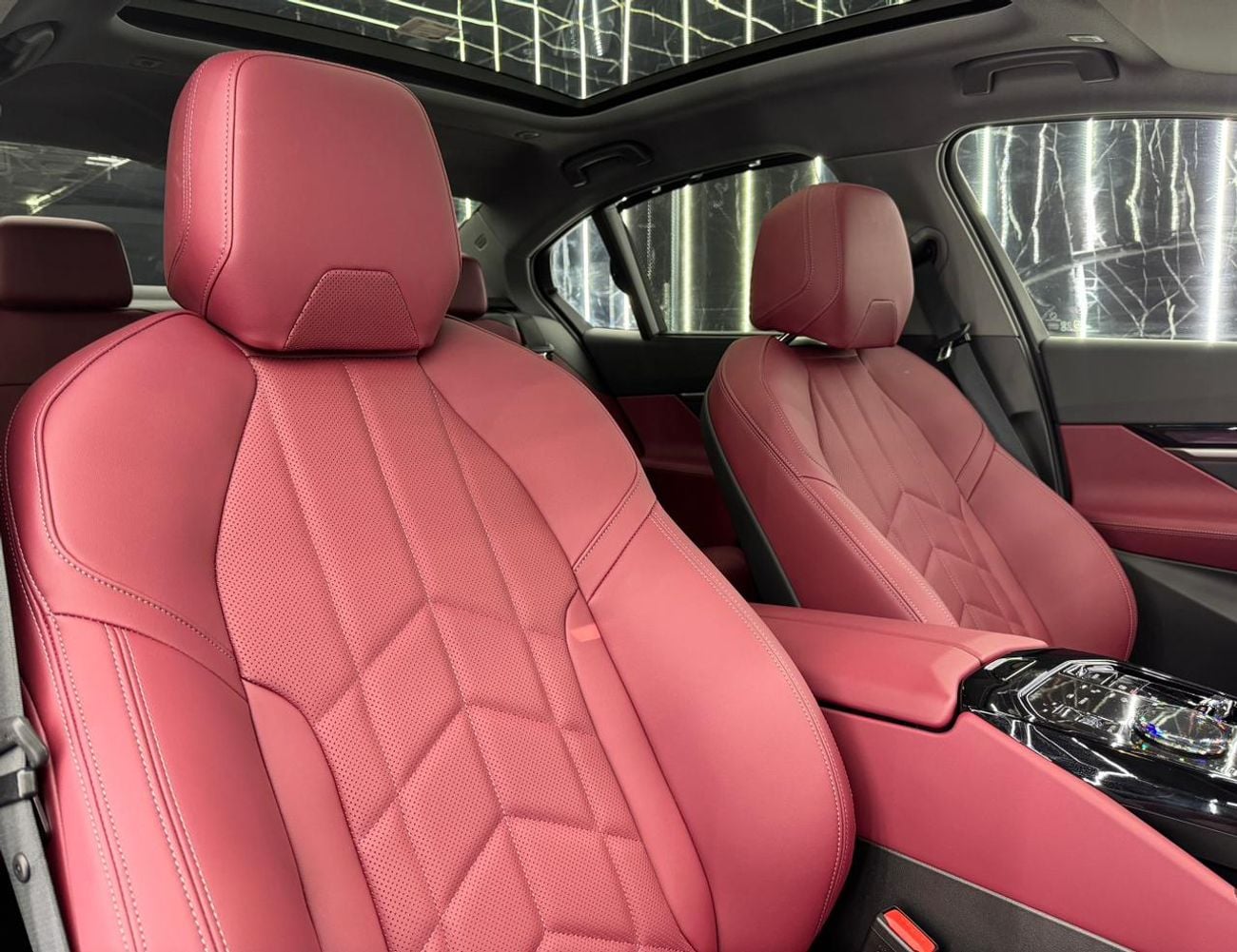 بي أم دبليو 520i 2.0 L | GCC | Low Mileage | RWD
