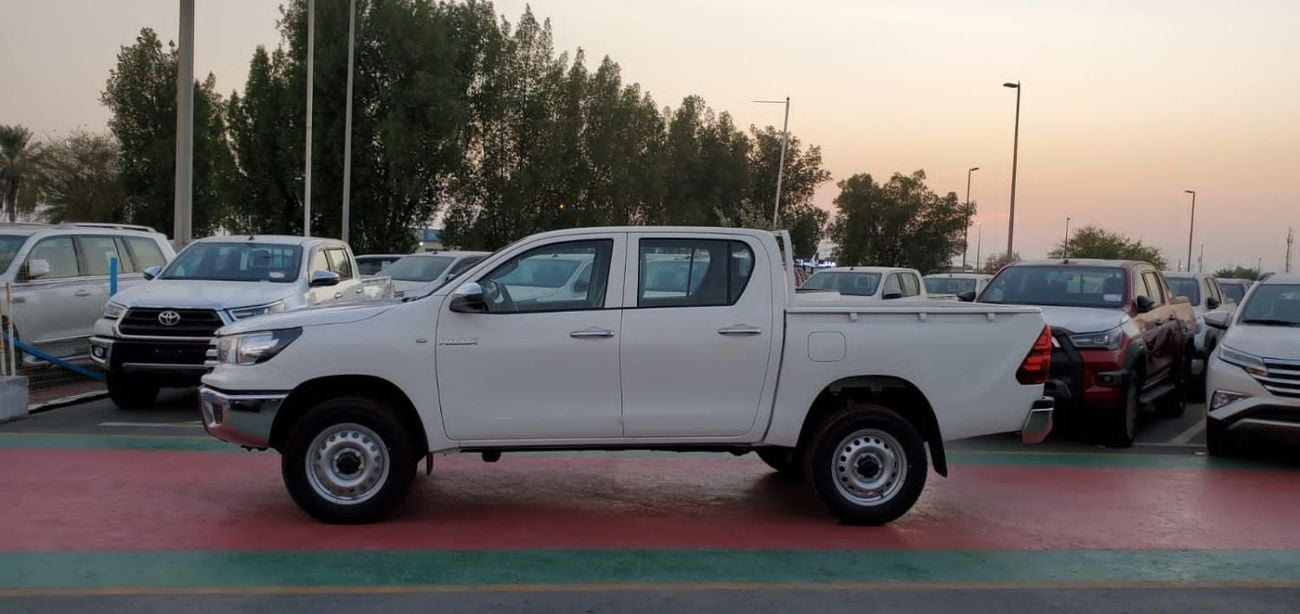 تويوتا هيلوكس double cabin 2.4 Diesel ,,,4X4,,, white color Black interior 2026 Basic option
