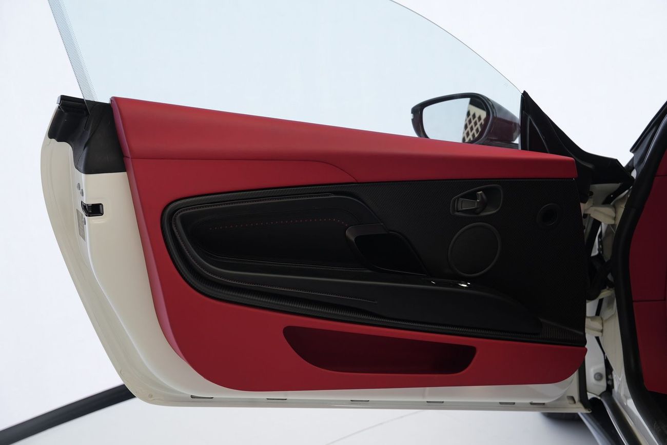 أستون مارتن DB11 Std 4.0L