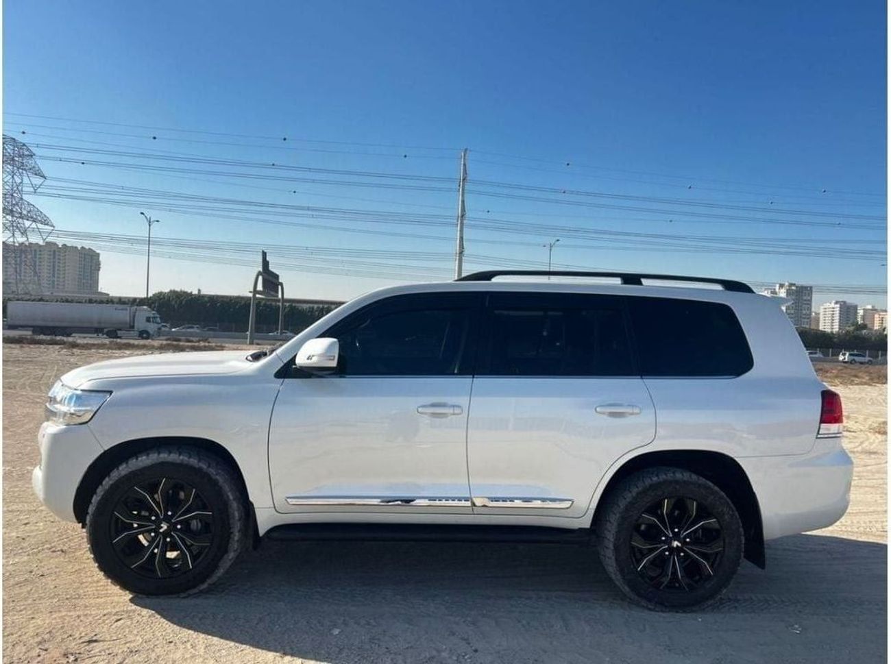 تويوتا لاند كروزر Diesel 4.5 Liter Right Hand Drive SAHARA Sunroof Cool Box Leather Power Seats