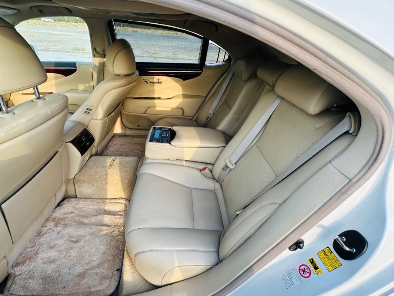 لكزس LS 460 موديل 2009 خليجي فل مواصفات كراسي جلد وفتحه وتحكم كهربي كامل ونظام صوت ممتاز وكاميرا خلفيه