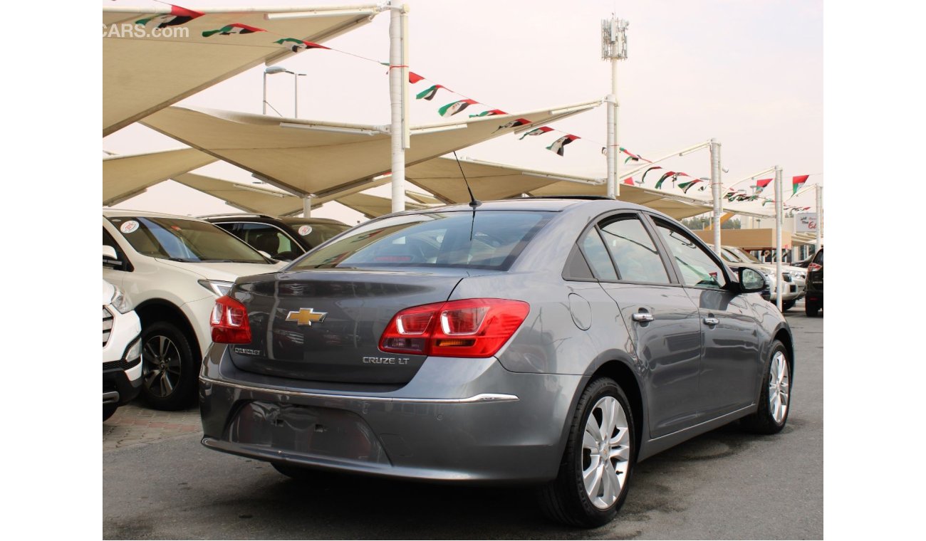 Chevrolet Cruze FULL OPTION - GCC - ACCIDENTS FREE - CAR IS IN PERFECT CONDITION INSIDE OUT