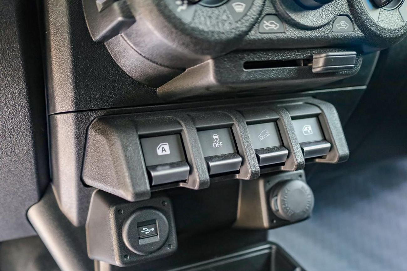 سوزوكي جيمني للبيع في دبي الإمارات: سوزوكي جمني GL بابين 2026 جديدة بالكامل. عداد صفر، قير عادي، بنزين، دفع رباعي