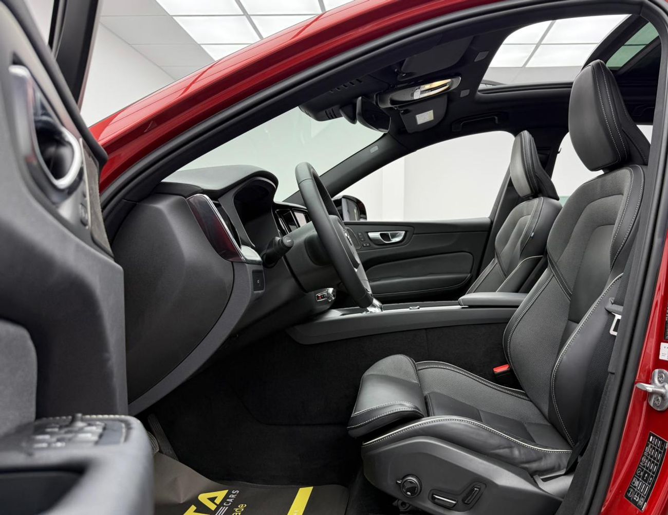 فولفو XC 60 2.0T B5 MHEV R Design (AWD) 2024 Volvo XC60 B5 AWD ,Agency Warranty ,Full Service History ,Excellent