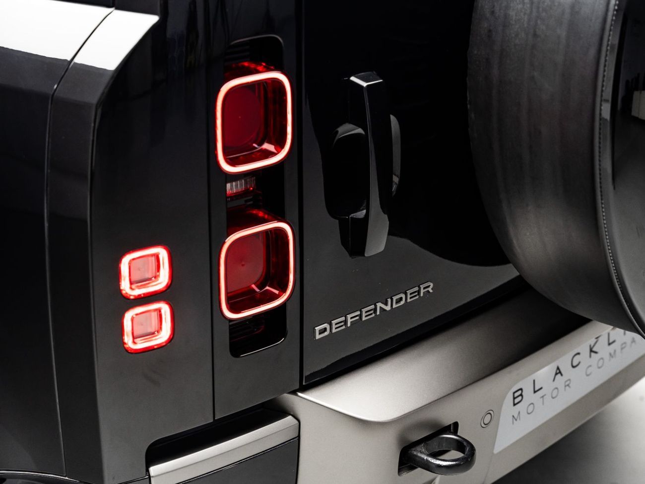 Land Rover Defender P400 110 X-Dynamic HSE 3.0L (5 Seater) 2025 Land Rover Defender 110 P400 HSE X-Dynamic, 2029 Land Ro