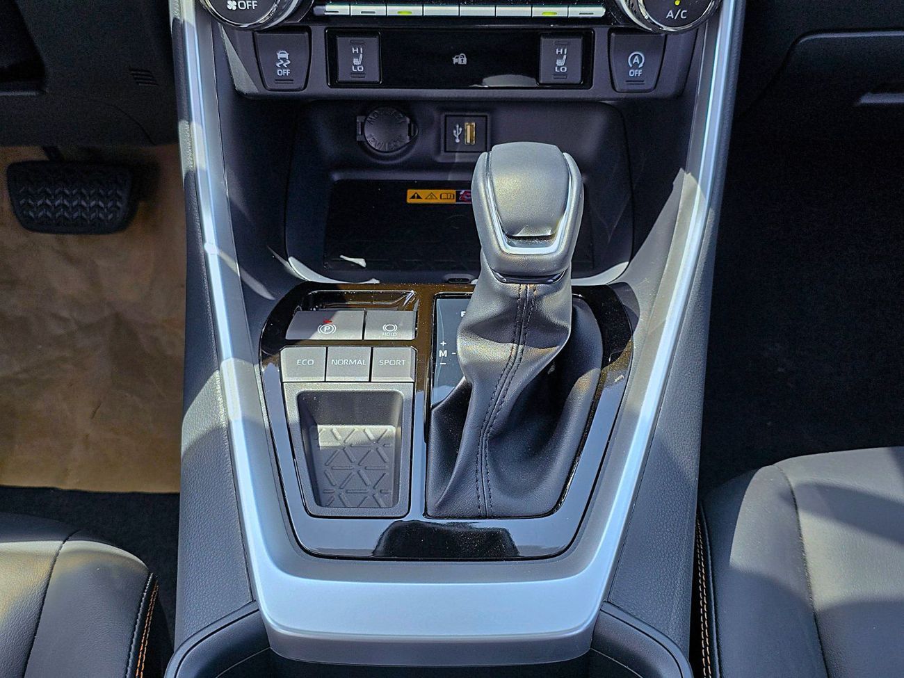 تويوتا راف ٤ TOYOTA RAV4 PETROL 2.0L - CHINESE SPECS- FULL OPTIONS - 4X2 - 2025 MODEL - WHITE INSIDE BLACK - 