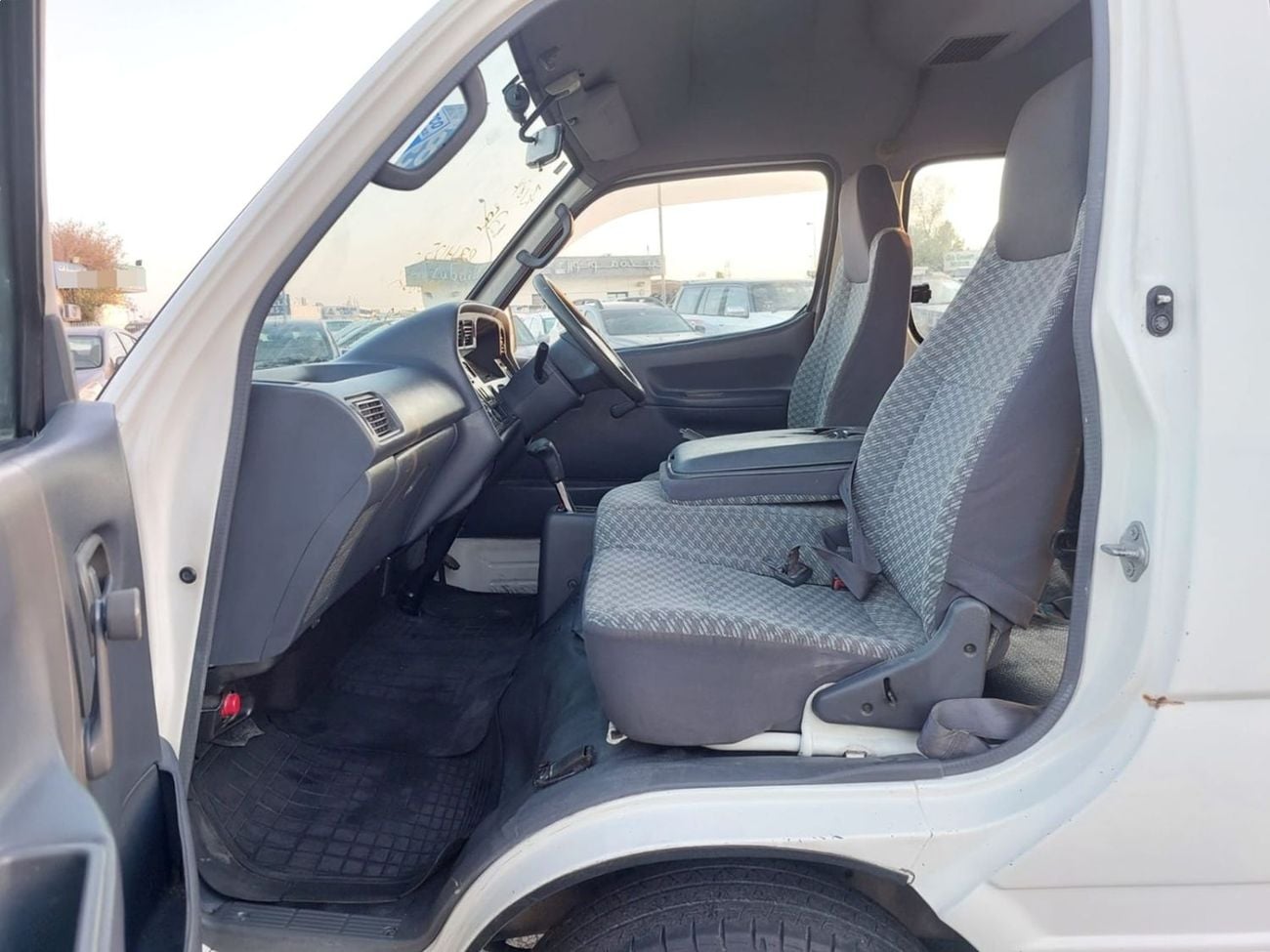 Toyota Hiace TOYOTA HIACE COMMUTER VAN RHD 2001 MODEL 2.4 L PETROL AUTOMATIC(PM06526)