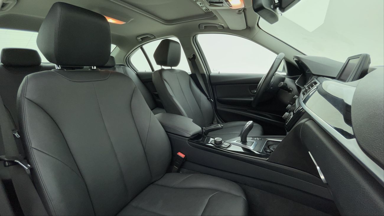 بي أم دبليو 318i EXCLUSIVE 1.5 | بدون دفعة مقدمة | اختبار قيادة مجاني للمنزل