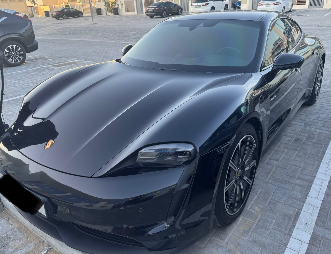 بورش تايكان Base