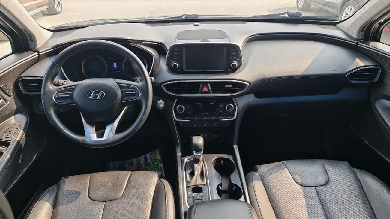Hyundai Santa Fe car in good condition 2020 2.4L 4WD full configuration