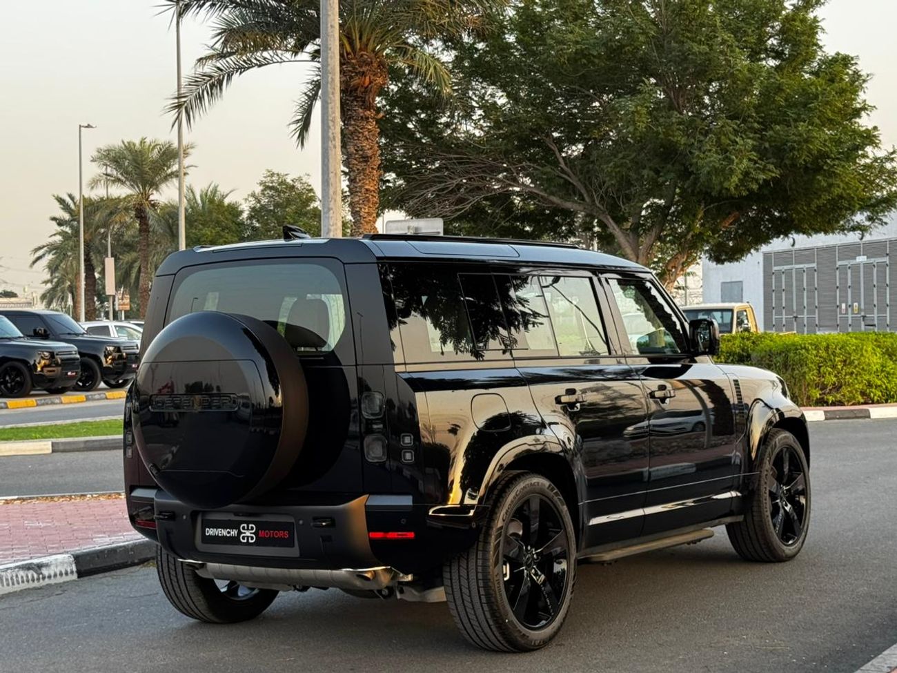 لاند روفر ديفندر LAND ROVER DEFENDER HSE P400 X-DAYNAMIC GCC FULLY LOADED UNDER WARRANTY