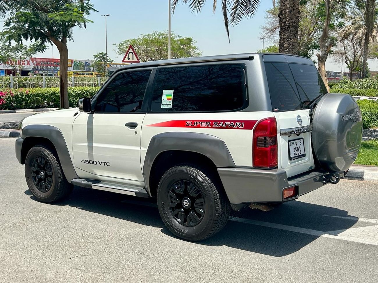 نيسان باترول سوبر سفاري 2 DOOR MANUAL TRANSMISSION GCC NO ACCIDENTS