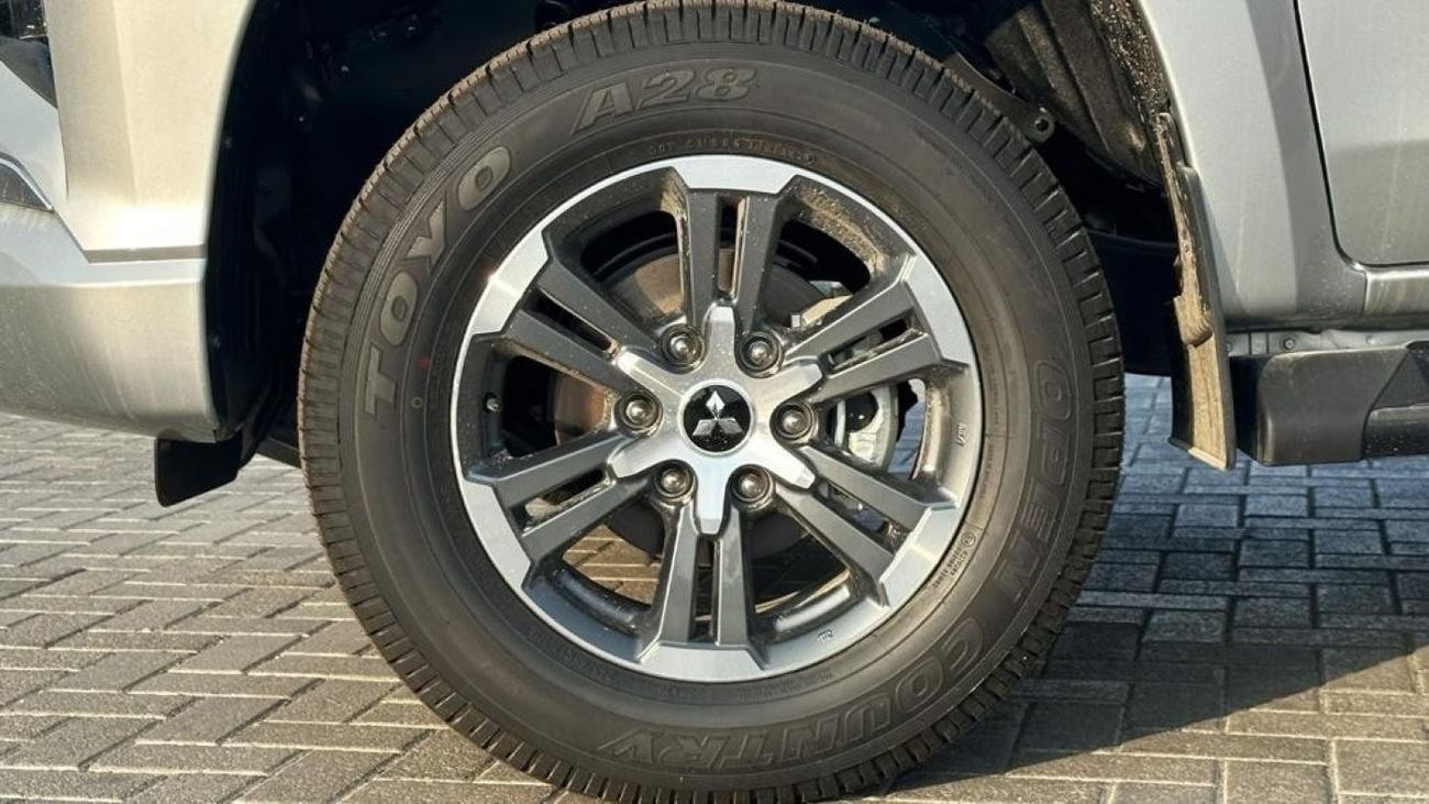 Mitsubishi L200 Mitsubishi L200 P DC 4WD 2.4L GLX 5MT ( export only )