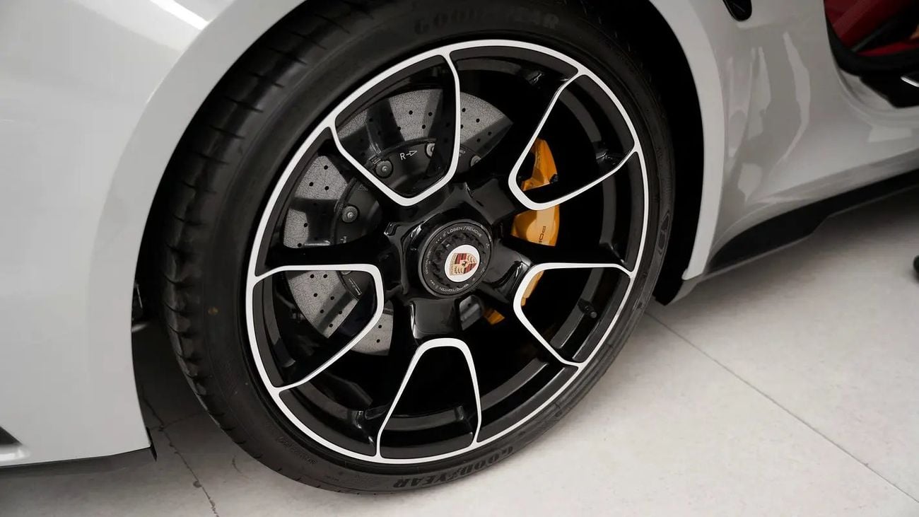 Porsche 911 Turbo S 3.8L (530 HP) Convertible 911 Turbo S Cabriolet Nardo Grey | km