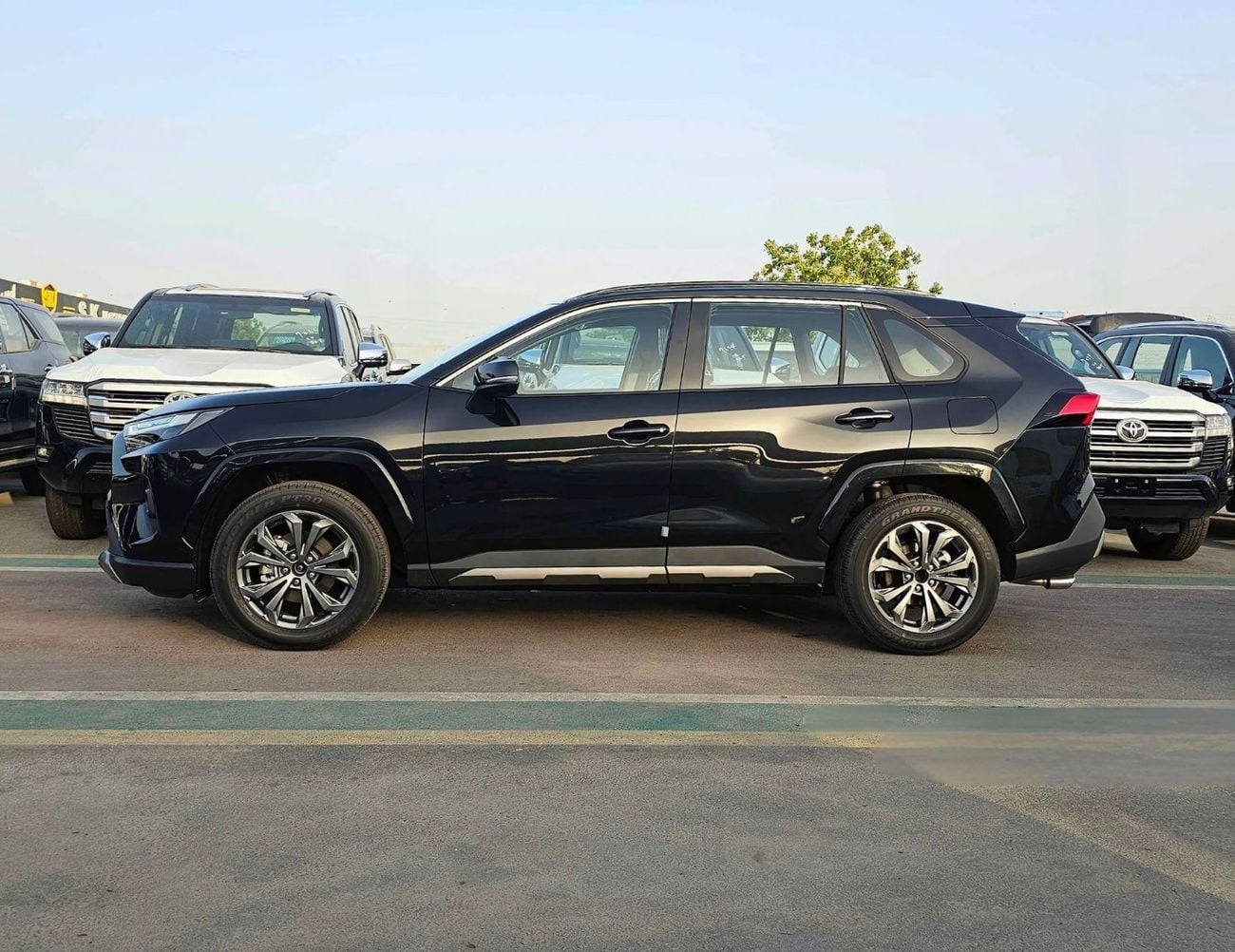 Toyota RAV4 STYLE PLUS / 2.0L PETROL / 360* CAMERAS WITH PANORAMIC ROOF / FULL OPTION (CODE # STYLE PLUS)
