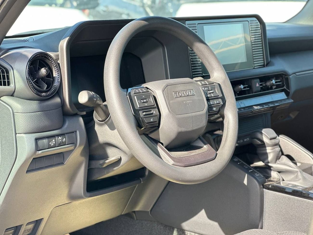 تويوتا برادو 2.8 لتر تيربو ديزل أوتوماتيك // 2026 // خيار ALR مع ثلاجة، فتحة سقف، مشغل DVD وكاميرا خلفية // عرض خ